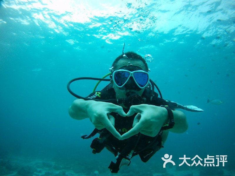 探索未知世界,尽在蜗牛问答平台同样是铁轨,为什么火车轨道下面要铺碎石,而高铁轨道却没有?